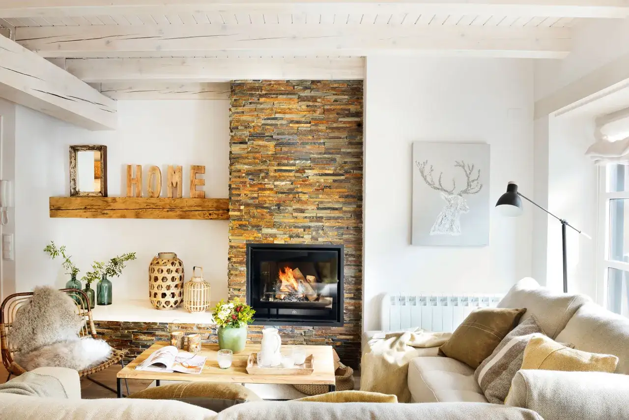 Acogedor sal&oacute;n con chimenea de piedra, vigas de madera y decoraci&oacute;n que evoca un estilo n&oacute;rdico casa.