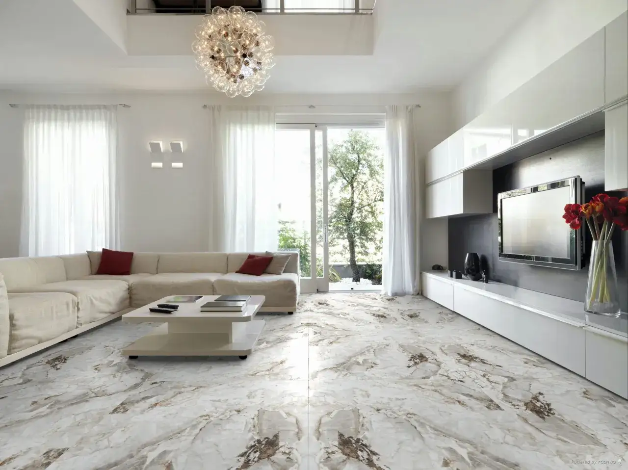 El suelo de mármol veteado de esta sala de estar moderna complementa el sofá blanco y la mesa de centro. El zócalo de la casa se integra perfectamente con el diseño.
