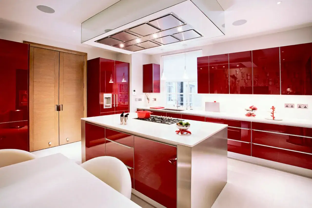 Cocinas rojas modernas con isla central, electrodomésticos integrados y puertas de madera.