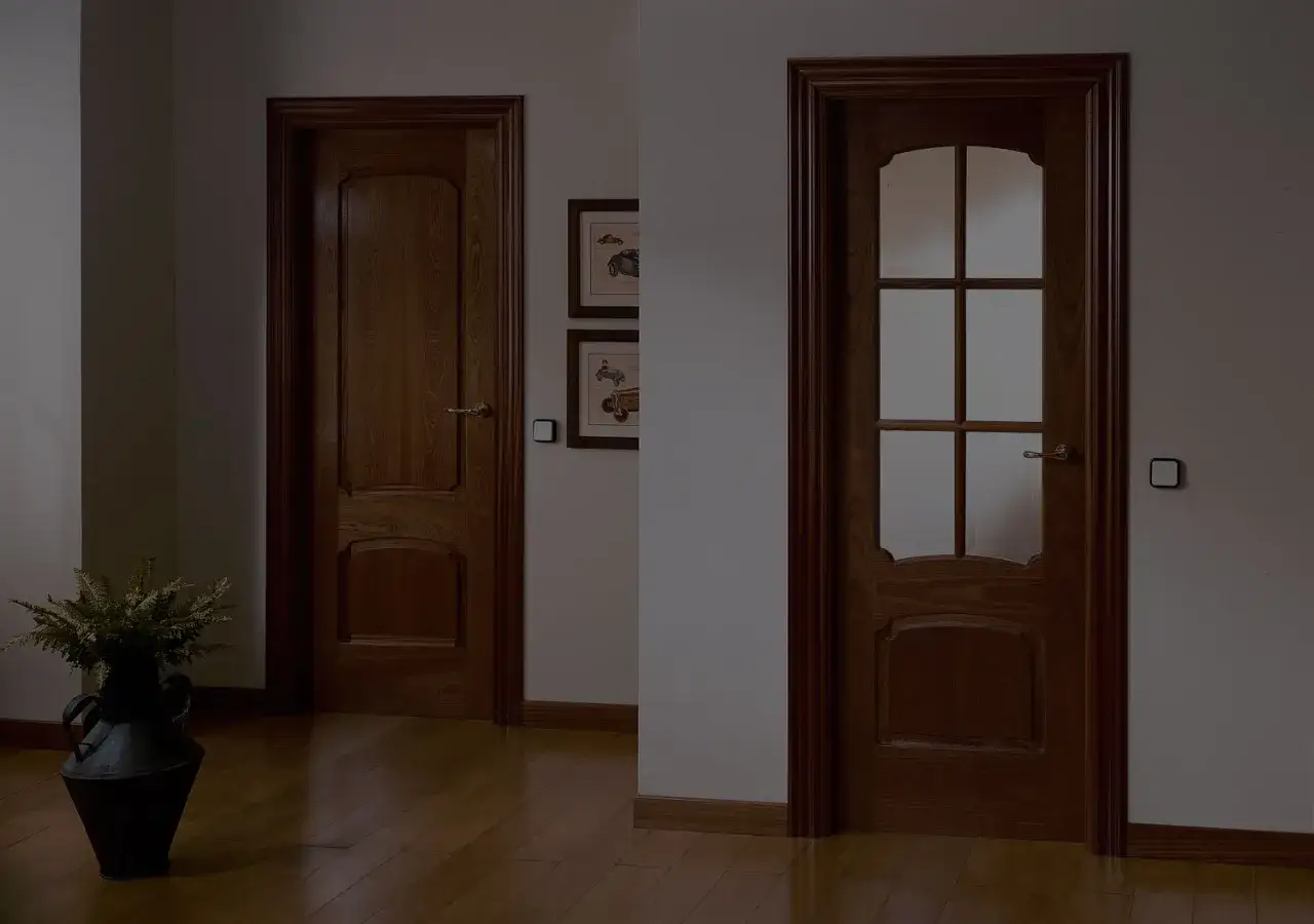 Dos tipos de puertas de madera: una s&oacute;lida y otra con cristal emplomado.