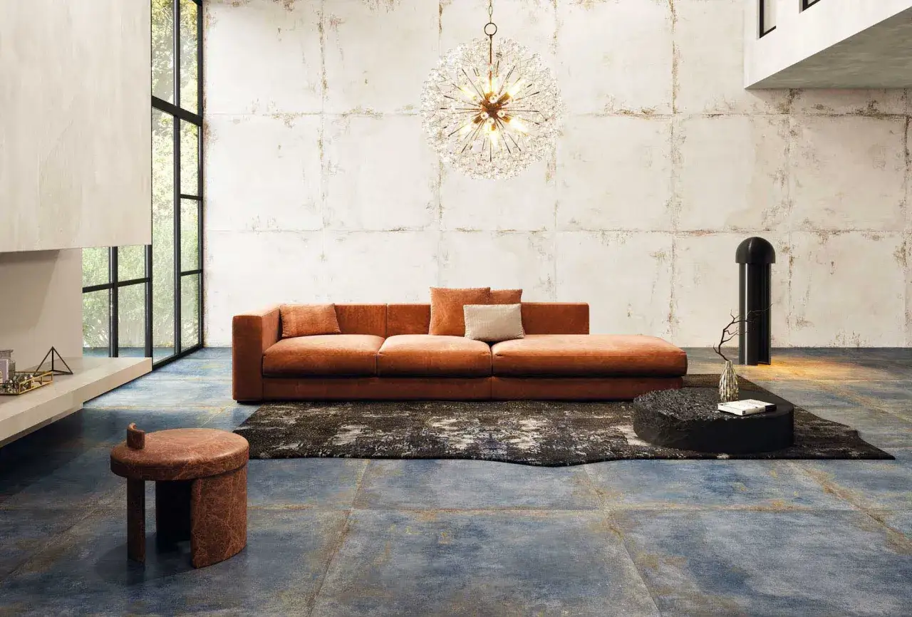Sof&aacute; naranja, alfombra texturizada y mesa de centro org&aacute;nica. Un espacio moderno con grandes ventanales, perfecto para ideas de sal&oacute;n.