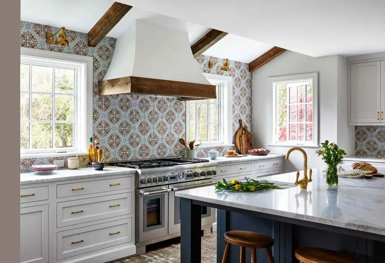 Cocina con campana extractora blanca y madera, azulejos decorativos y vigas de madera. Muestra varios tipos de campanas extractoras, como la de isla y la de pared.