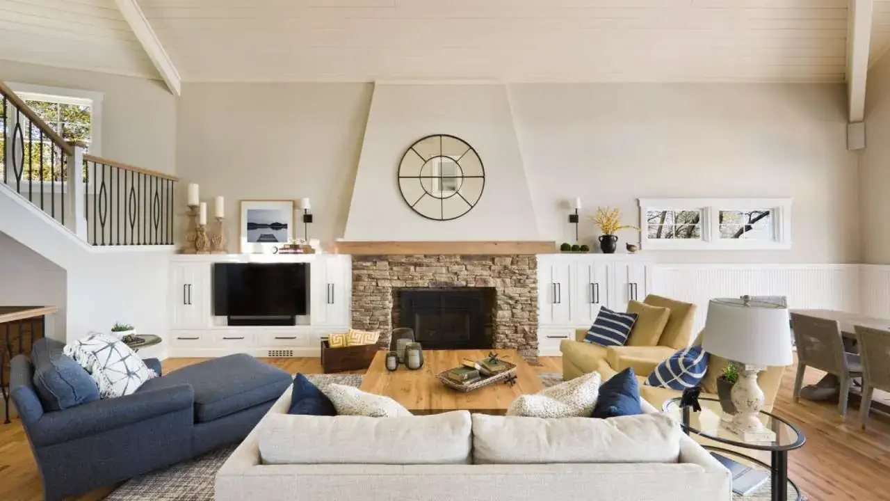 Ideas para decorar una chimenea r&uacute;stica: piedra, madera y detalles acogedores en un sal&oacute;n moderno.