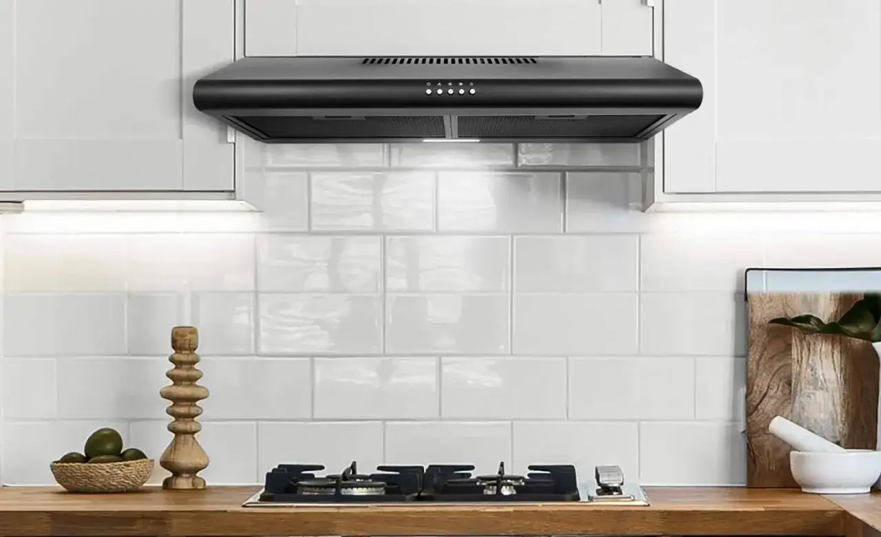 Campana extractora negra moderna sobre azulejos blancos. Ideal para cambiar campana extractora y renovar tu cocina.