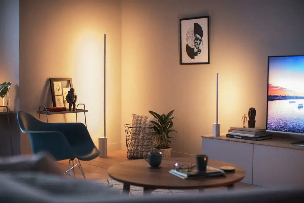 L&aacute;mpara de pie y de mesa emiten un c&aacute;lido color de la luz led, creando un ambiente acogedor en la sala.