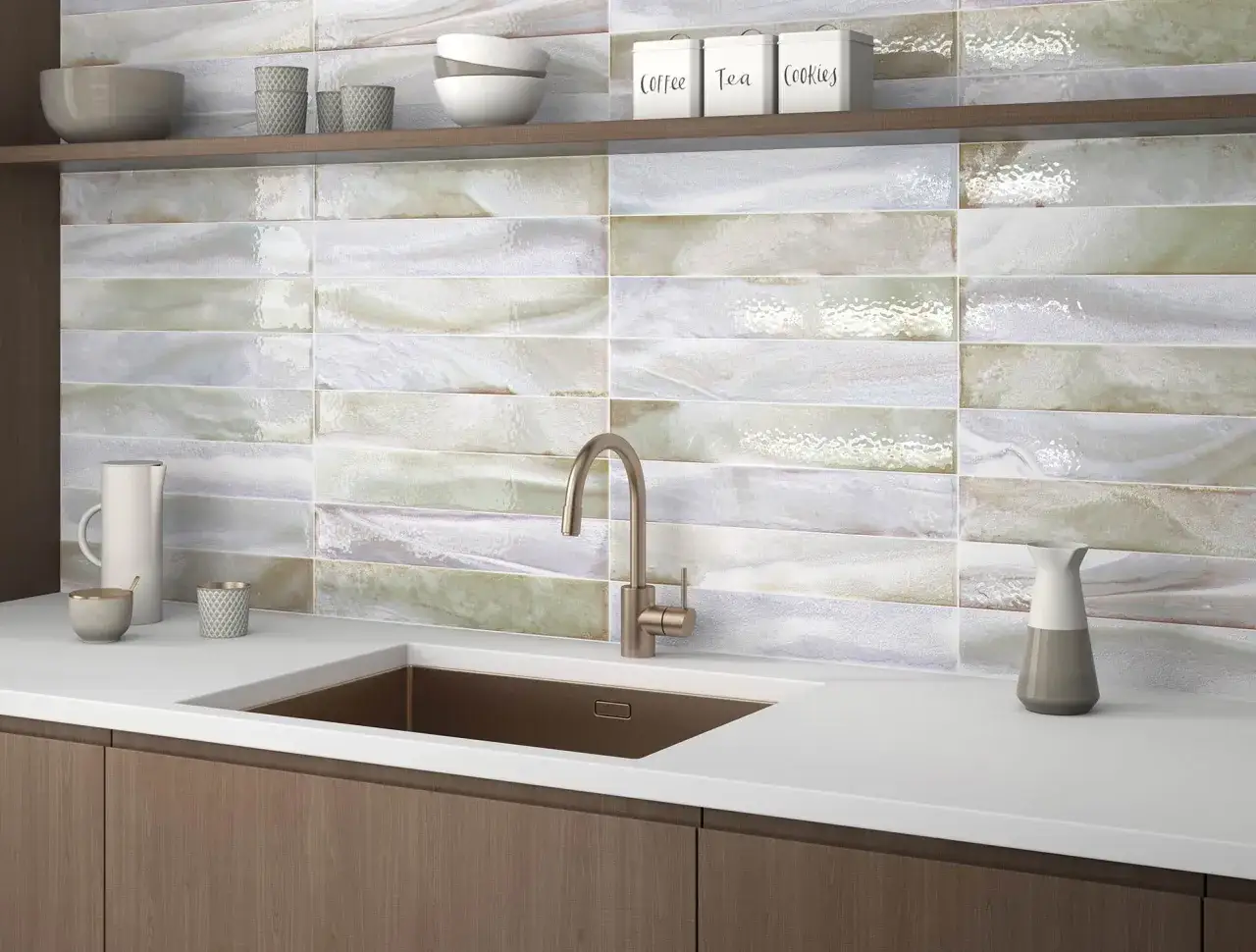 Elegantes azulejos con acabado nacarado, ideales como soluciones para cubrir paredes de cocina, aportando brillo y textura.