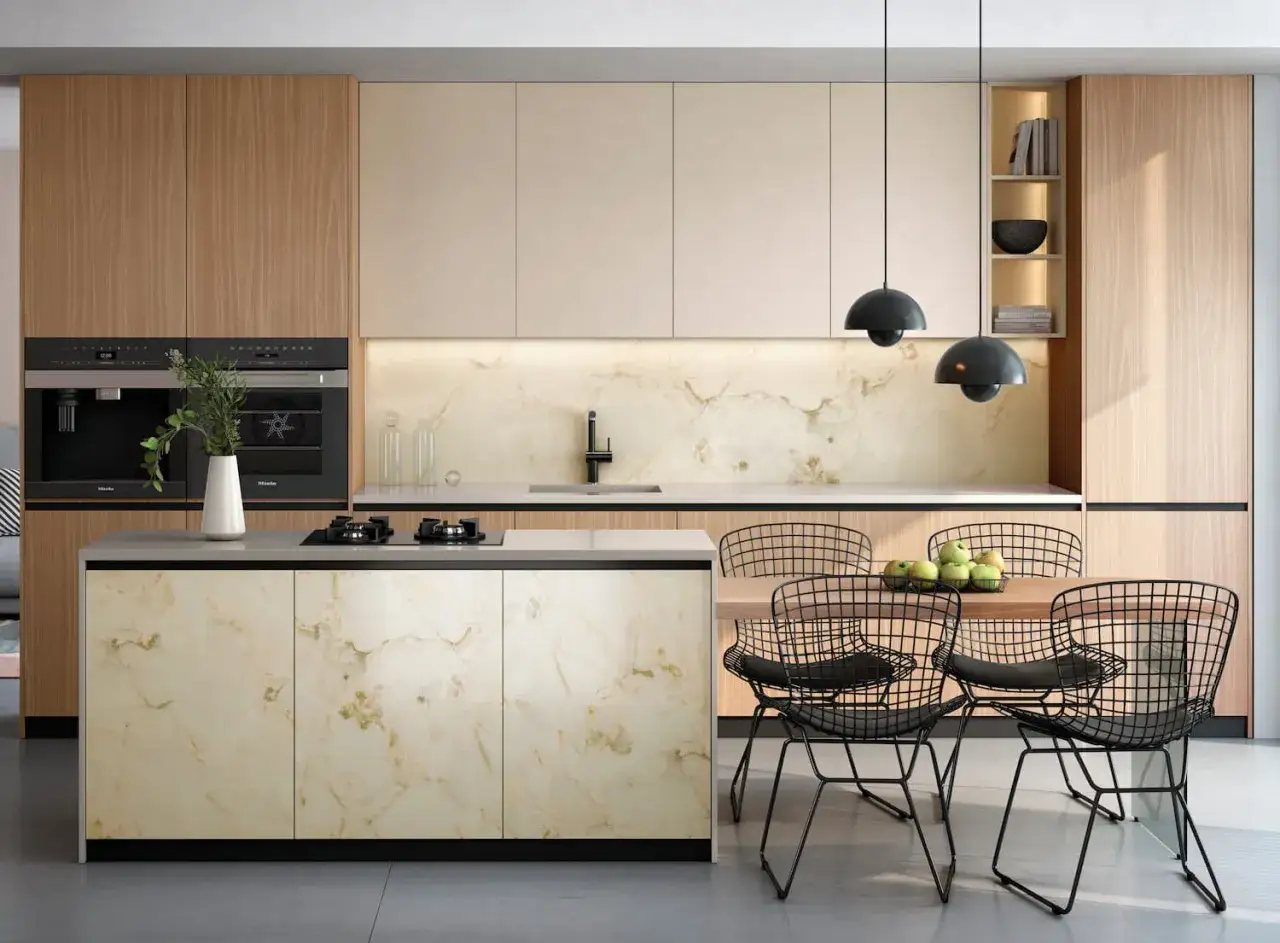 Ideas para decorar un office de cocina: isla central con encimera de m&aacute;rmol, armarios de madera y beige, y sillas de dise&ntilde;o.