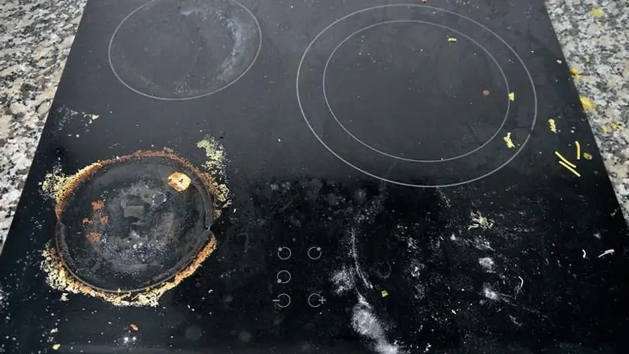 Vitrocerámica con quemada y manchas que no se quitan. Parece que hubo un accidente culinario.