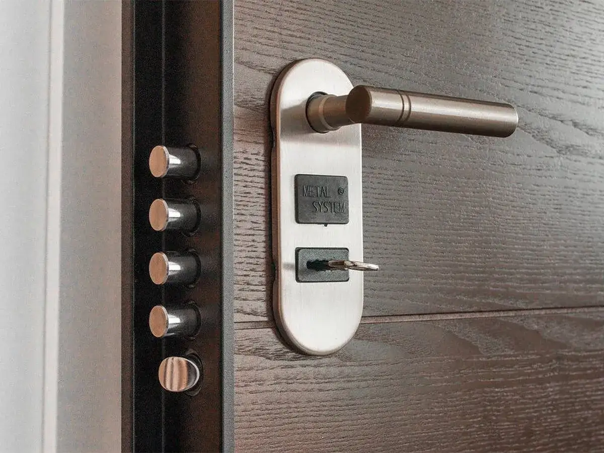 Detalle de una puerta de seguridad con múltiples tipos de cerraduras y un sistema de cierre robusto.