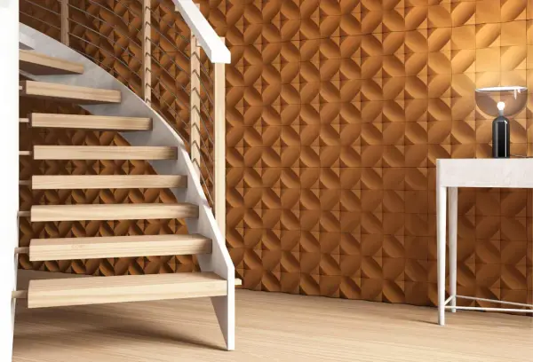 Escalera moderna y pared texturizada en tono terracota, ideal para decorar rincones dificiles con estilo y calidez.